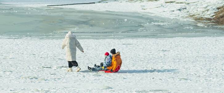 2.8k分辨率冰河冰面冬季东北儿童滑冰玩耍