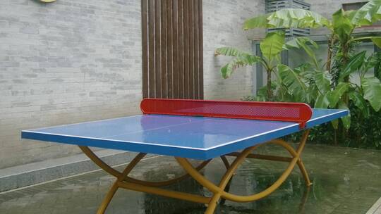 雨中的乒乓球台4k慢动作视频素材模板下载