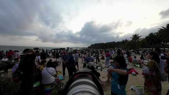 海南文昌淇水湾沙滩看火箭发射人群