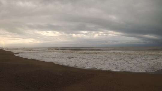 海浪拍打着海岸