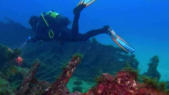 潜水员水下探索海底沉船残骸