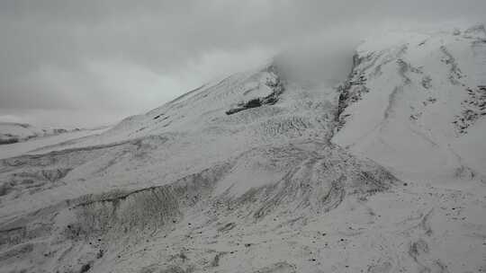 魅力雪山，蔚为壮观。