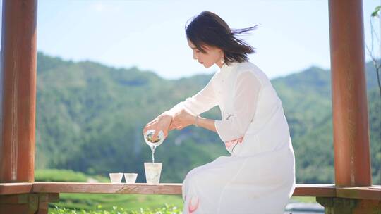 女仔在户外喝茶