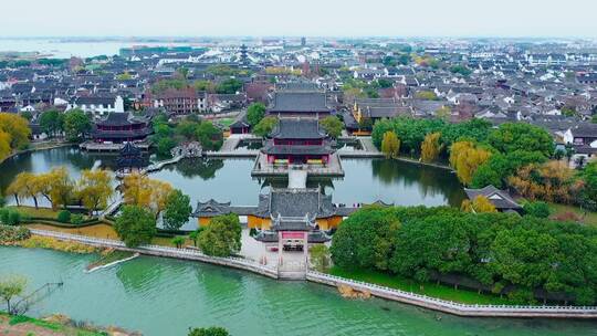 平静的水上庭院