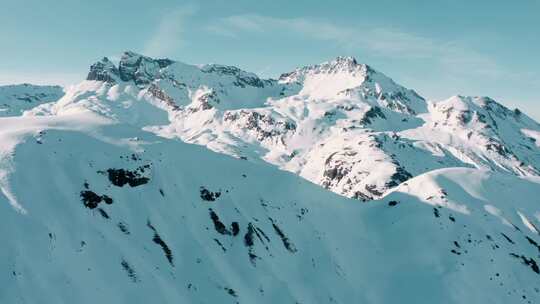 白雪覆盖的瑞士阿尔卑斯山