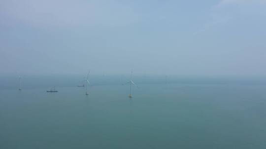 航拍海中的风力发电风车