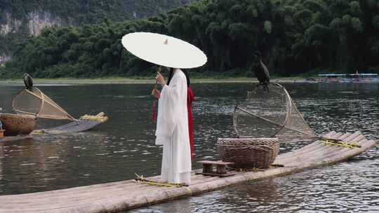 女子穿古装在竹筏上的唯美画面