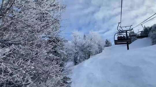 旅行滑雪在雪坡上攀登