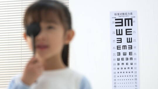可爱的小女孩测试视力视频素材模板下载