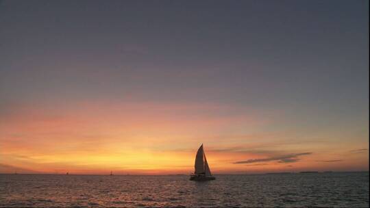 夕阳黄昏海上帆船视频素材模板下载