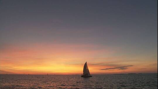 夕阳黄昏海上帆船