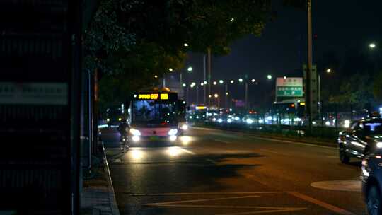 城市夜晚公交车进出站
