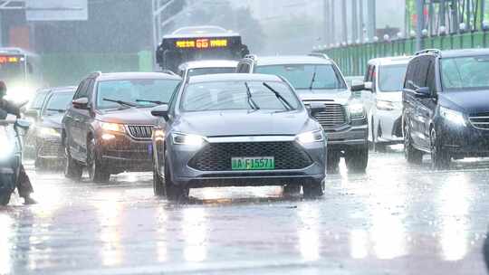 雨中街道车辆行人忙碌的景象