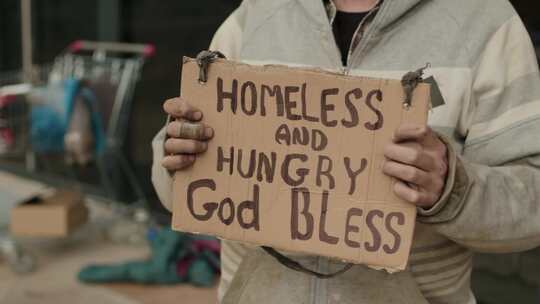 人行道，纸板标志，饥饿，无家可归