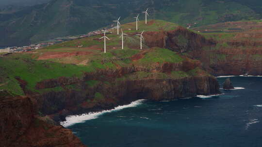 马德拉岛绿色山脉中美丽阳光明媚的地方风力
