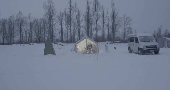 根河新村雪地里的房车