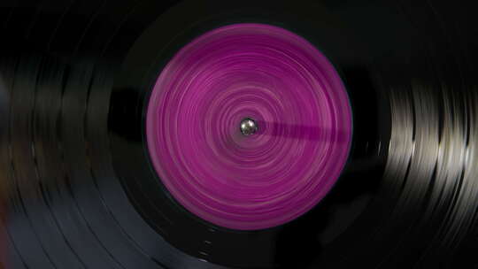 黑色乙烯基复古与黄色粉色在DJ转盘的中心记录
