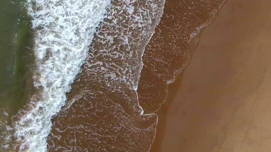 航拍海浪涌向海岸视频素材模板下载