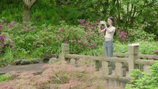 大学生旅游自拍拍照公园秋天夏天春天树林