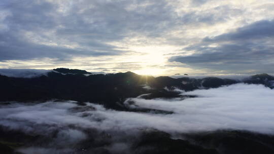 雨后太阳从山顶和云缝中透出来