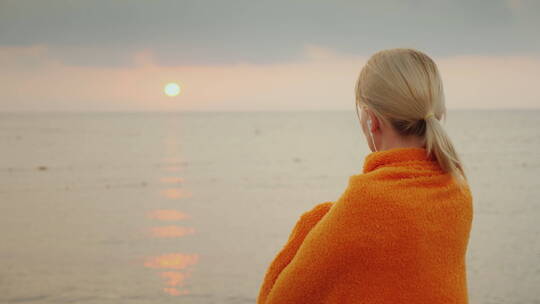 女人看海上夕阳视频素材模板下载