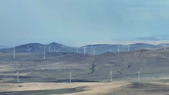航拍内蒙古满洲里市草原上的风力放电机