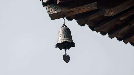 古建筑屋檐下的铜风铃