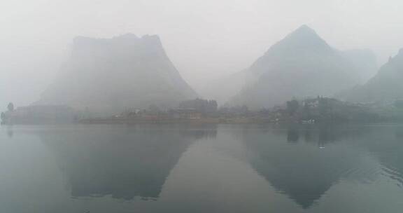 神秘湘西首八峒村小船划过酉水河