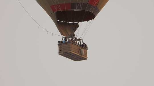 人们乘坐热气球飞行