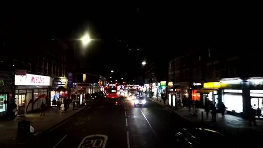 汽车在伦敦繁忙的街道上穿行视频素材模板下载