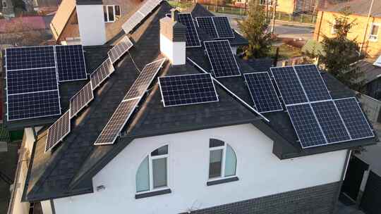 拍摄屋顶上的光伏太阳能电池板视频素材模板下载