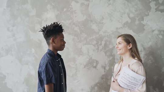 音乐导师表扬她的学生