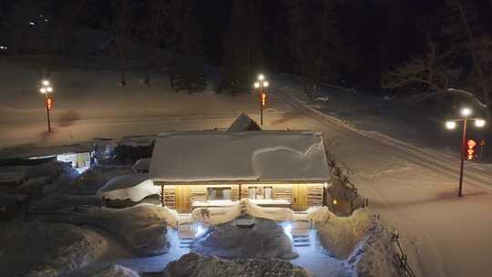 航拍新疆喀纳斯老村冬季夜景雪地小木屋