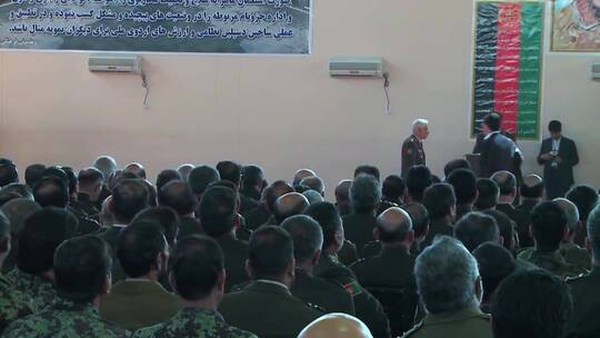 阿富汗政府和军方官员在一个大礼堂祈祷演讲