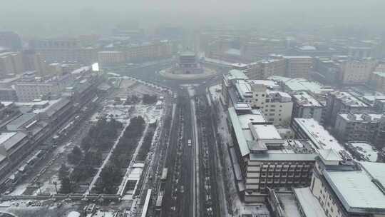 航拍陕西省西安市大雪中的西安钟楼街道景观