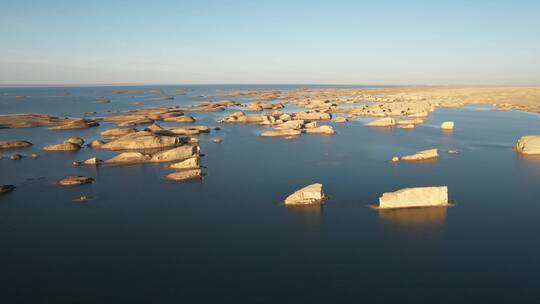 日落时分的青海乌素特水上雅丹地质公园视频素材模板下载