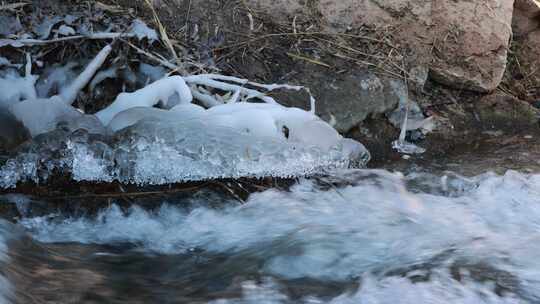 冬天河水结冰 冬天流淌的河水