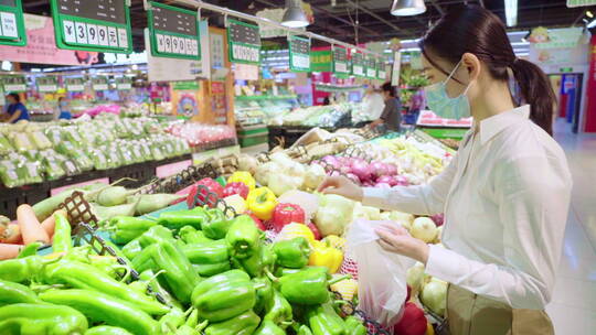 戴口罩的青年女人在超市选购蔬菜视频素材模板下载