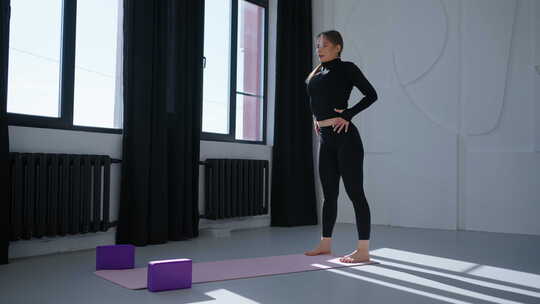 女运动员在瑜伽课上训练在健身室锻炼脊柱健