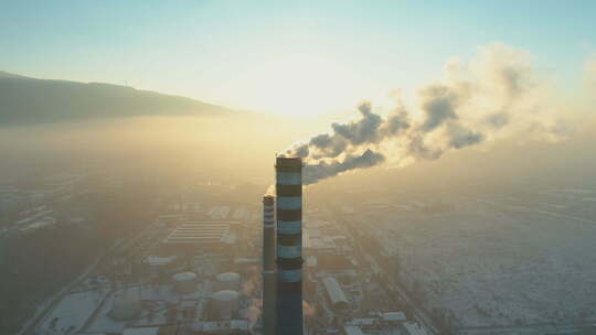 城市工厂烟囱冒出的烟雾污染空气。