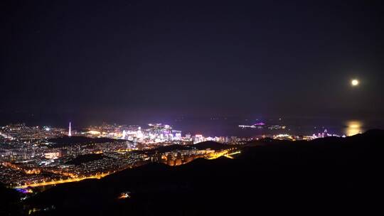 月光下的威海城市夜景