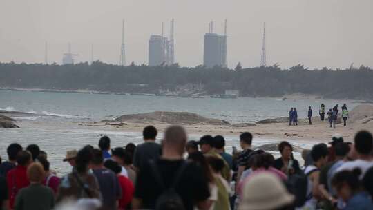 海南文昌淇水湾沙滩看火箭发射人群