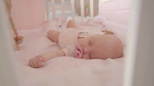 婴儿含奶嘴睡觉