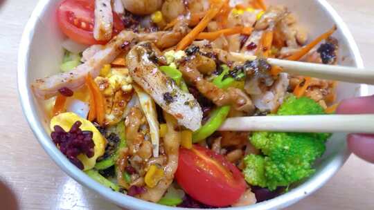 减脂餐蔬菜沙拉筷子搅拌慢动作2