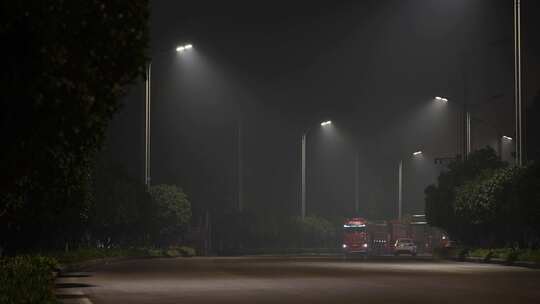 大雾夜晚道路汽车行驶