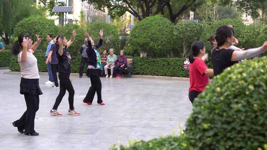 老年人跳广场舞健身保养视频素材
