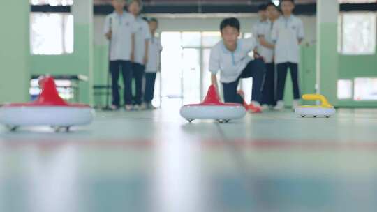 中学生练习打冰壶