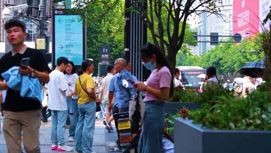 城市夏天暑假酷暑高温炎热街道人群人流汽车