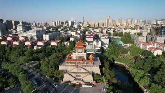 古风建筑坐落于城市中的独特景致