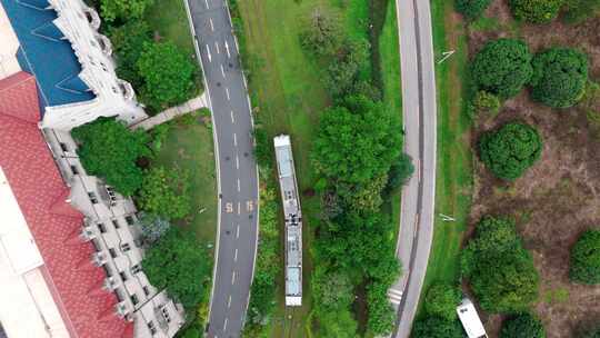 空中俯瞰道路及周边建筑绿植